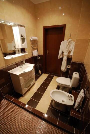Фото номера Полулюкс с балконом Гостиница Atrium Kings Way г. Севастополь 6