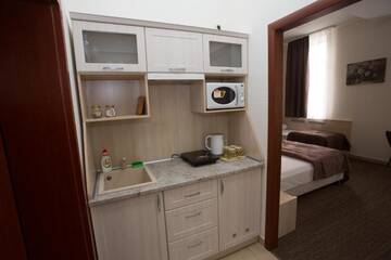 Фото номера Стандартные апартаменты Гостиница Atrium Kings Way г. Севастополь 3